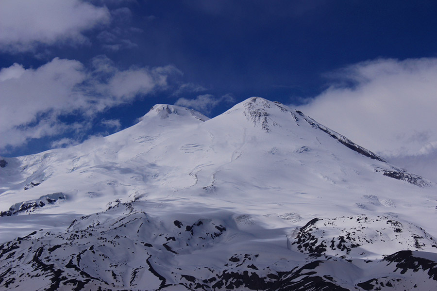 Действующий ли вулкан эльбрус. Эльбрус 5642. Гора Эльбрус вулкан. Эльбрус потухший вулкан. Эльбрус спящий вулкан.